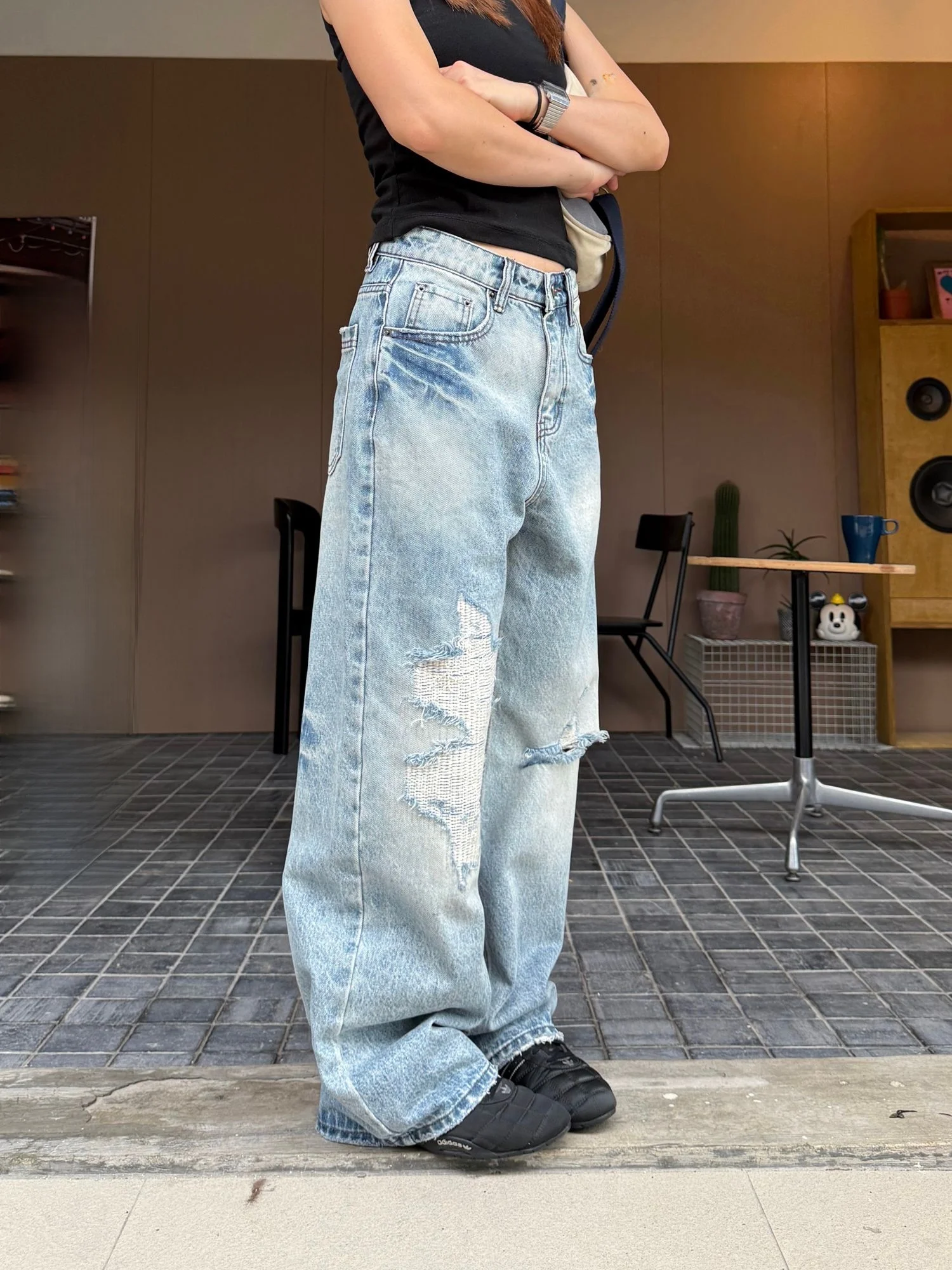 ヴィンテージ風ウォッシュ加工ストレートデニムパンツ【ユニセックス・ダメージデザイン・カジュアル】 