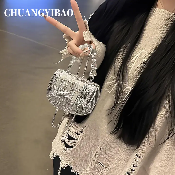 高級感あるミニショルダーバッグ【チェーンデザイン・可愛らしいサドルバッグ】