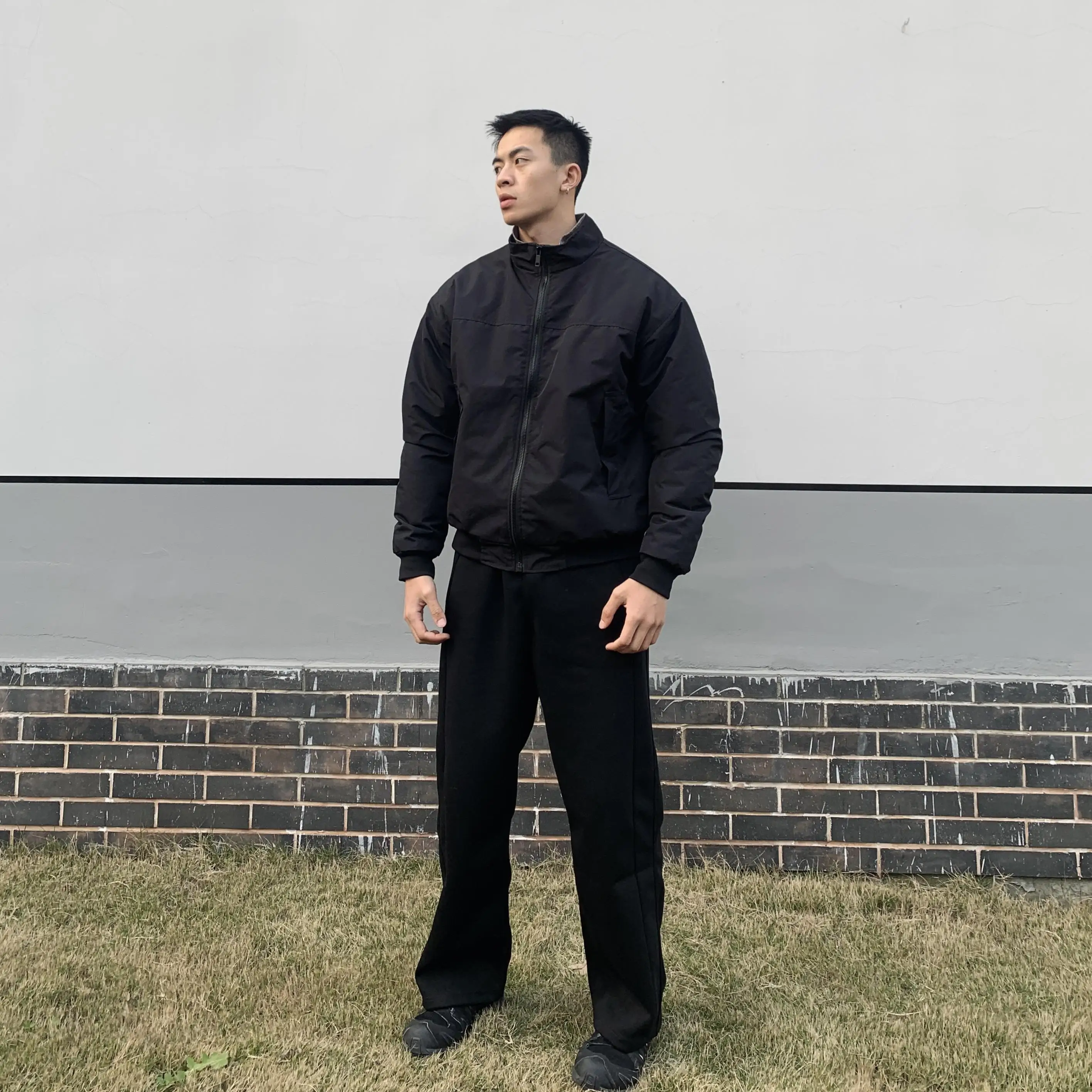 カーゴパンツ メンズ コーデ vs ストレートパンツ｜通勤シーンで失敗しない選び方