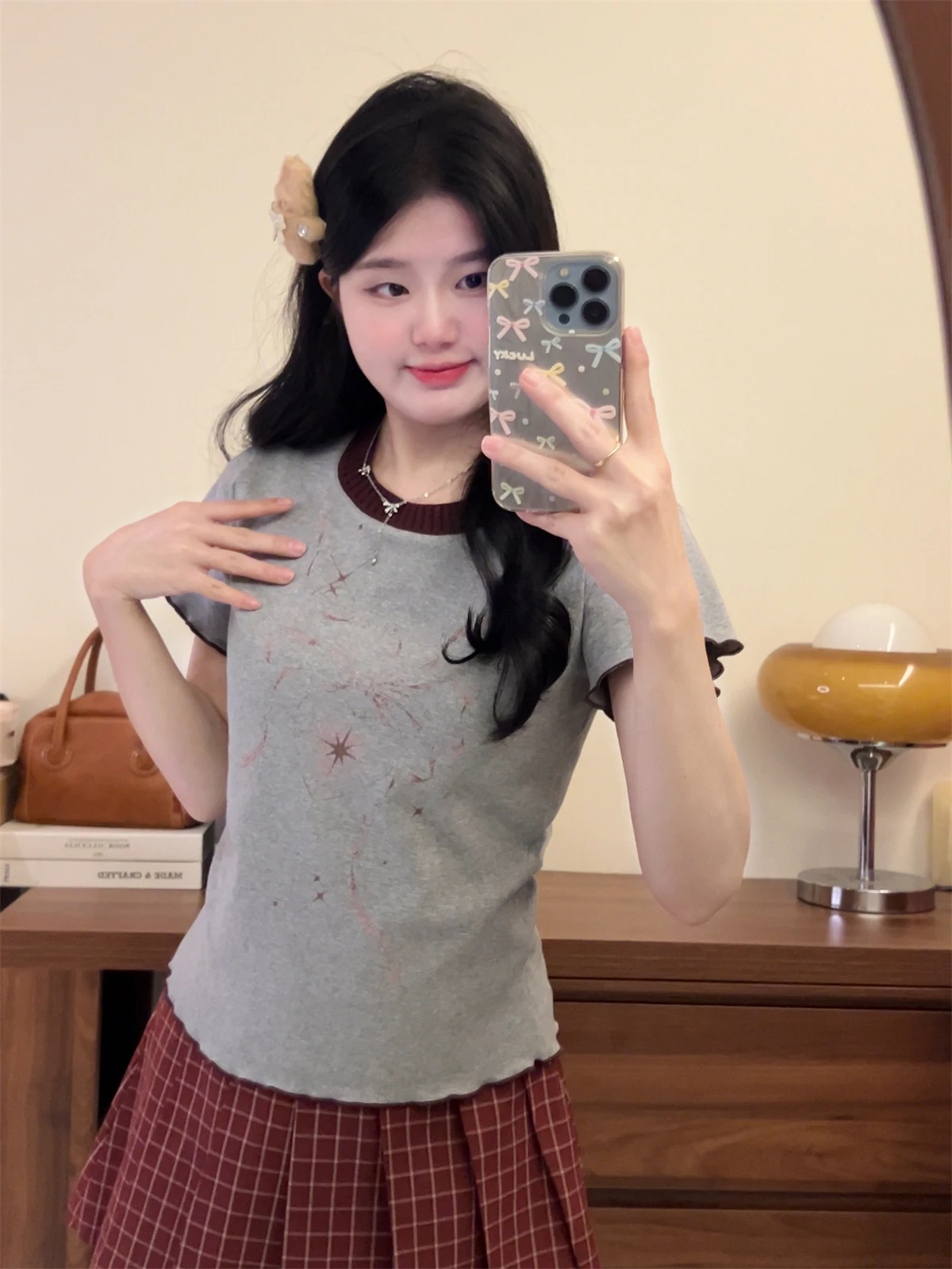 デザイン感あふれる白い植物花卉プリントTシャツ：おしゃれでかわいい女性向けの夏のスタイリング