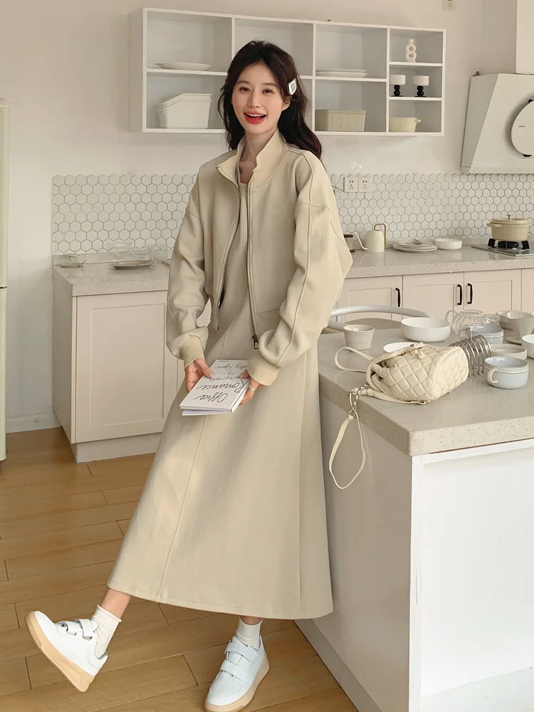 浅いカーキ色のスウェットワンピースは春の通勤スタイルに最適なオールインワン服か？