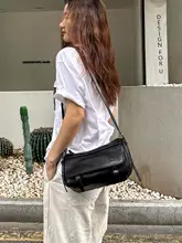 斜め掛けバッグ レディース ミニスクエア カメラバッグ ソフトレザー ヴィンテージ 上品 着回し「BYZZ」