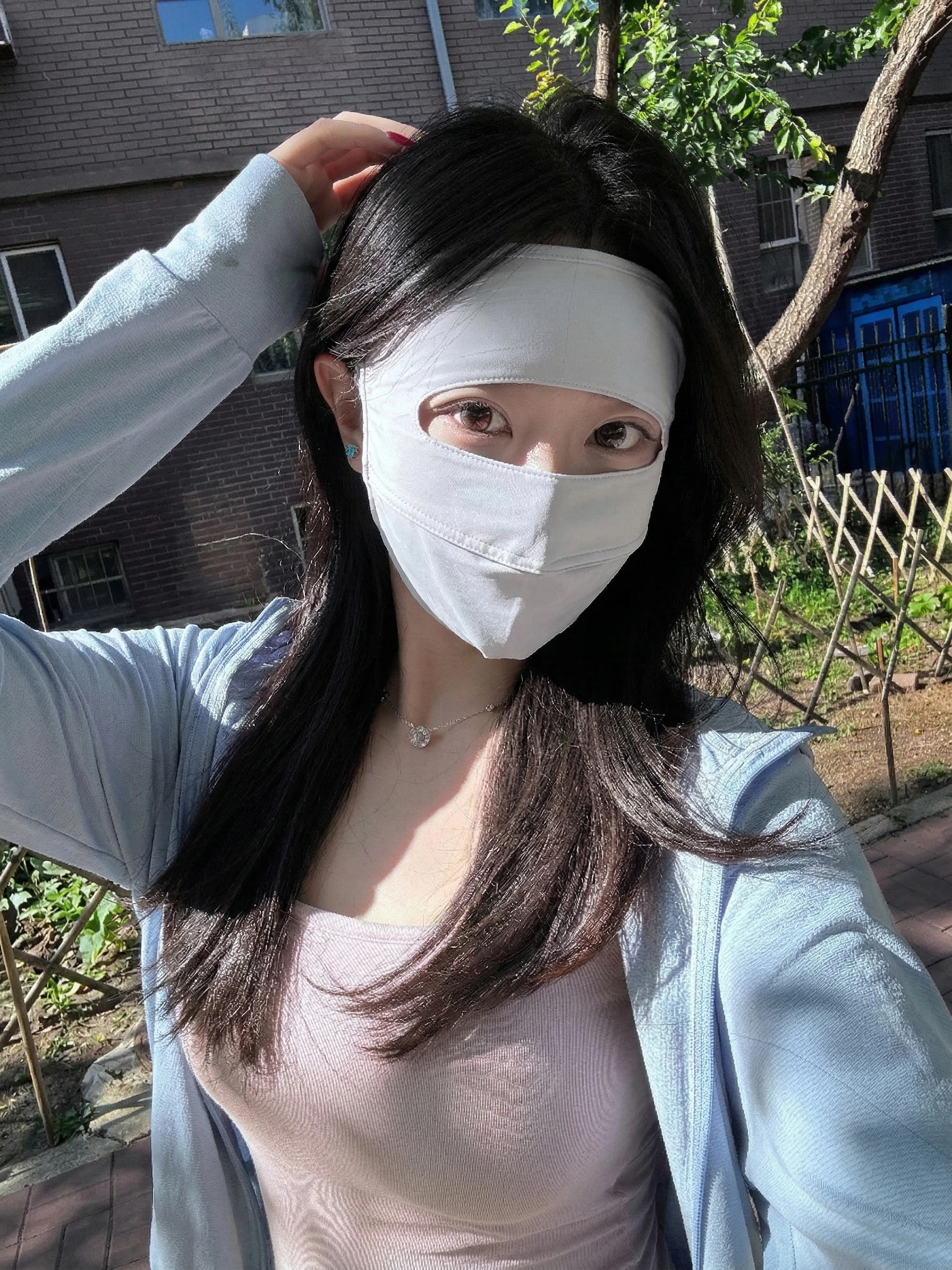 紫外線対策のマスクを選ぶべきタイミングは？夏の日常に溶け込む、通気性と美しさを両立するアイテムとは