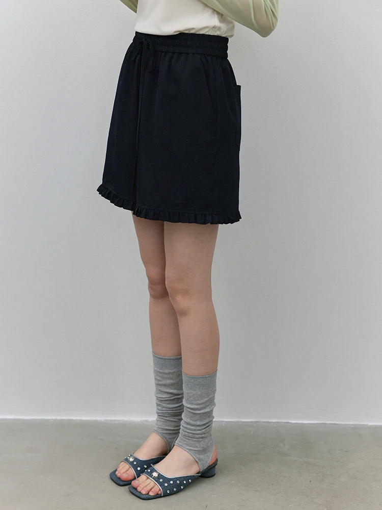 ウエストゴムバンド付きギャザー飾りの夏用ルーズショートパンツ：ストリート系女子夏コーデの通勤風スタイル