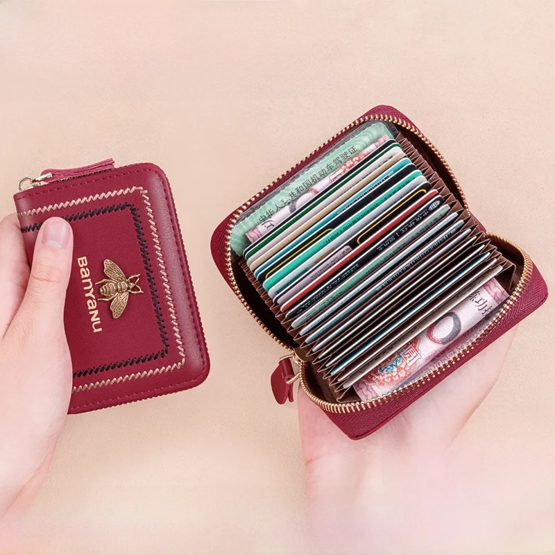レトロな一枚が通勤スタイルを救う！trifold walletと違いを知れば、どんなカードケースを選ぶべきか？