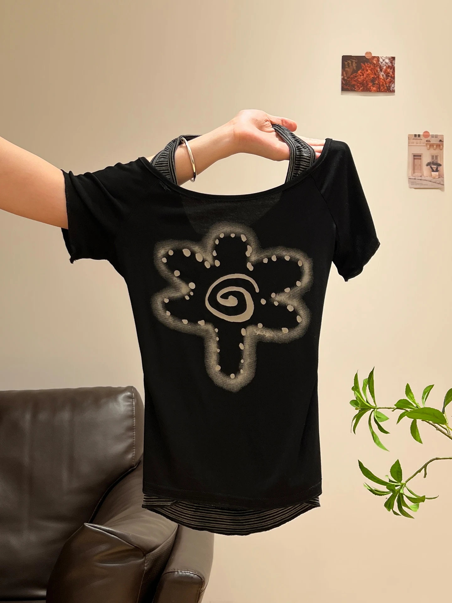 黒の斜め肩デザインタンクトップ 刺繍のトレンドと実用性