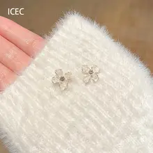 淡いピンクの四瓣花ジルコニアピアス【春夏・シンプルデザイン・高い装飾性】