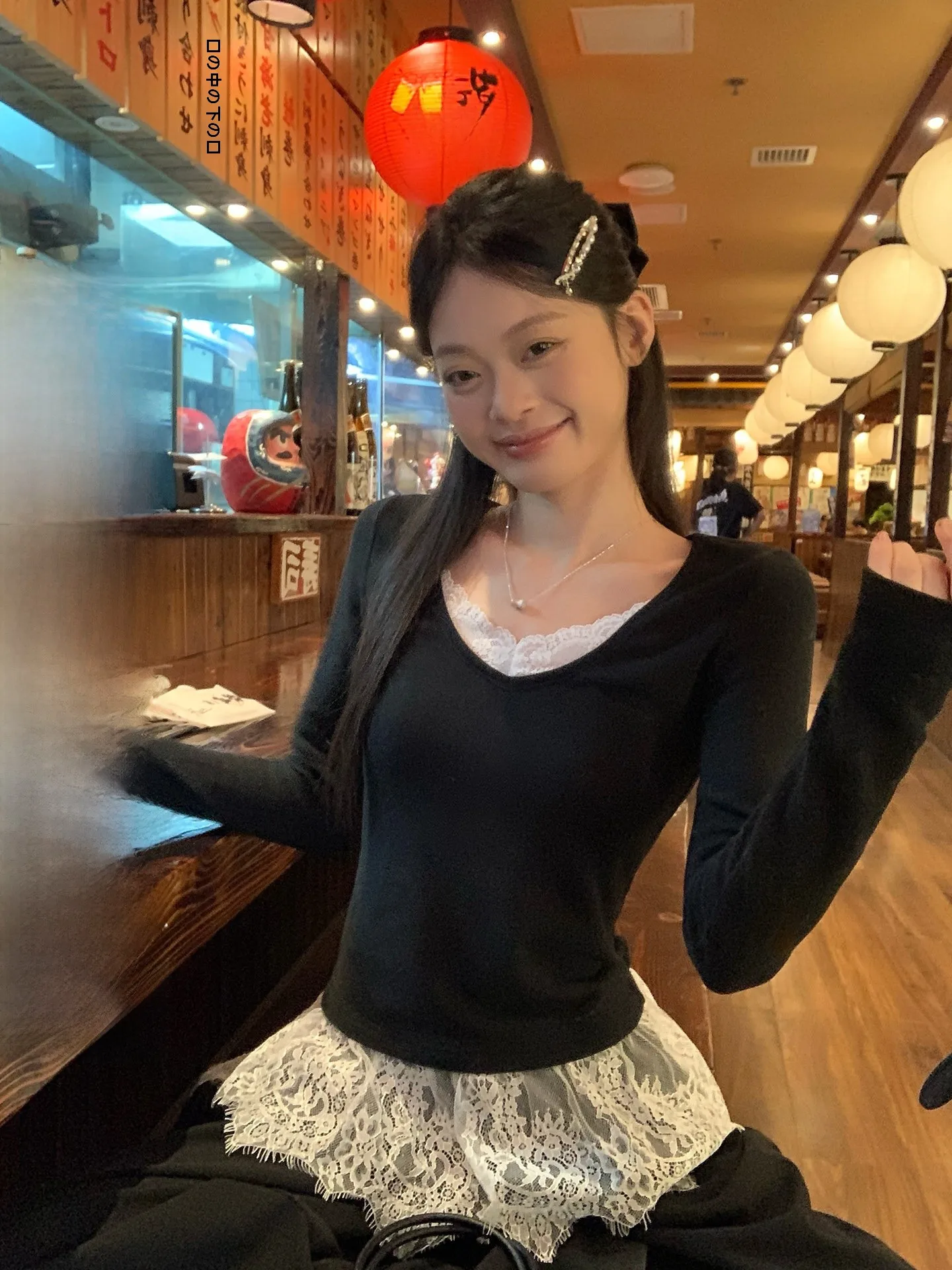 20代後半女性が冬の通勤に選ぶべきトップスは？黒と白のレースレイヤードトップスが解決するリアルな悩み