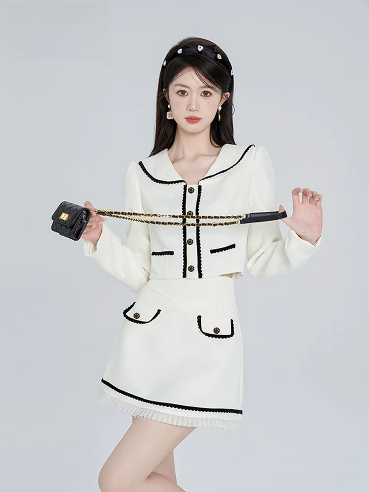 今の時期の服装レディースで失敗しないコーデは？白色ツイード風トップスとスカートのセットが答え
