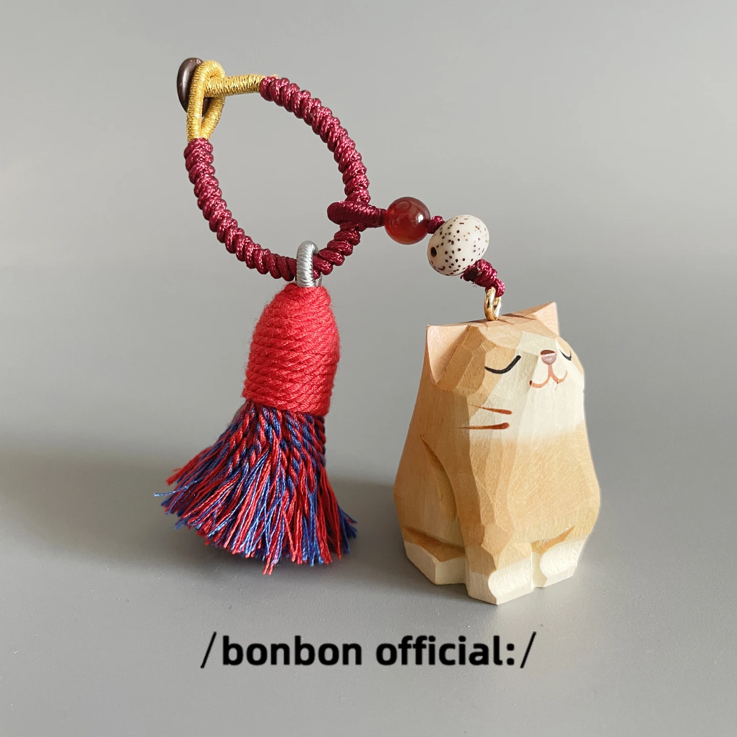 手作り彫刻木製猫のブレイドキーホルダー：猫好き向けの実用小物プレゼントガイド