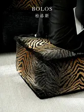 高級感ある黒金色の座布団【軽量・洗濯可能・リビング用・スタイリッシュデザイン】