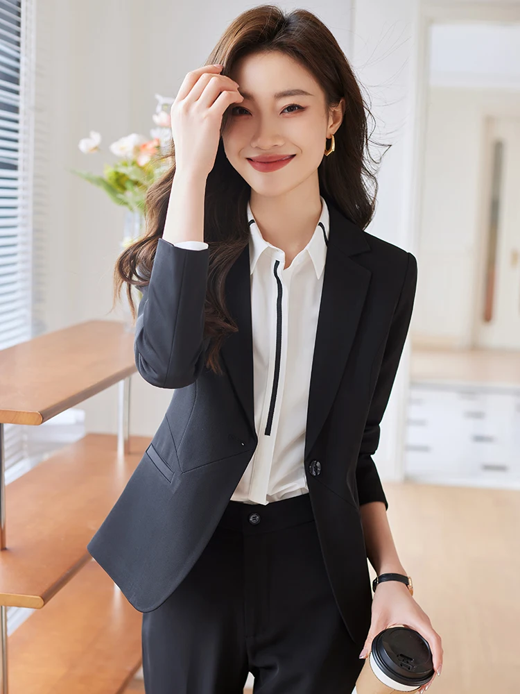 オフィスカジュアル冬30代にぴったりなジャケットは？グレーのスーツジャケットが選ばれる理由