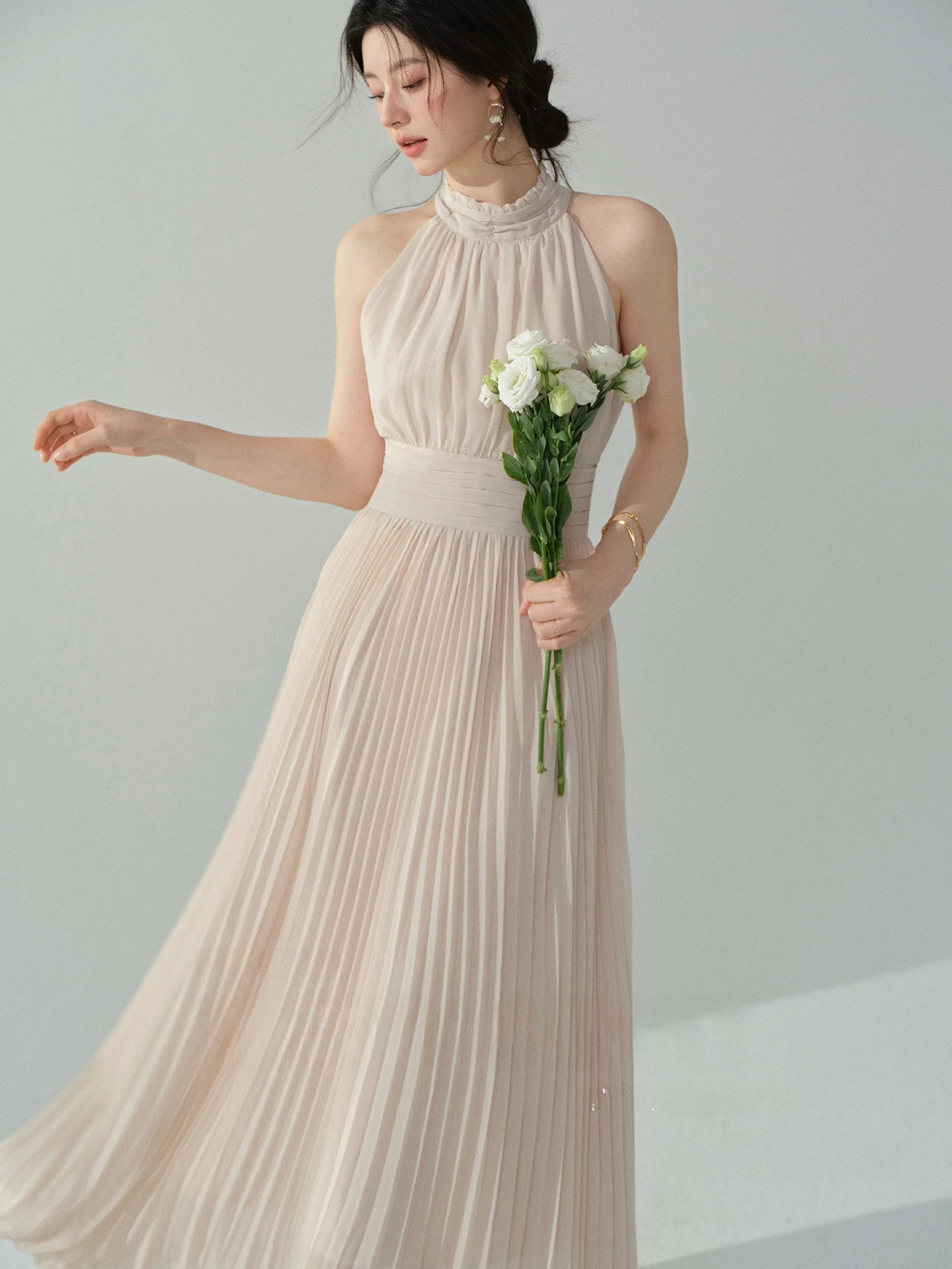 結婚式 ゲスト ワンピース どう選ぶ？ヌードピンクのフリルドレスが実は最適な理由