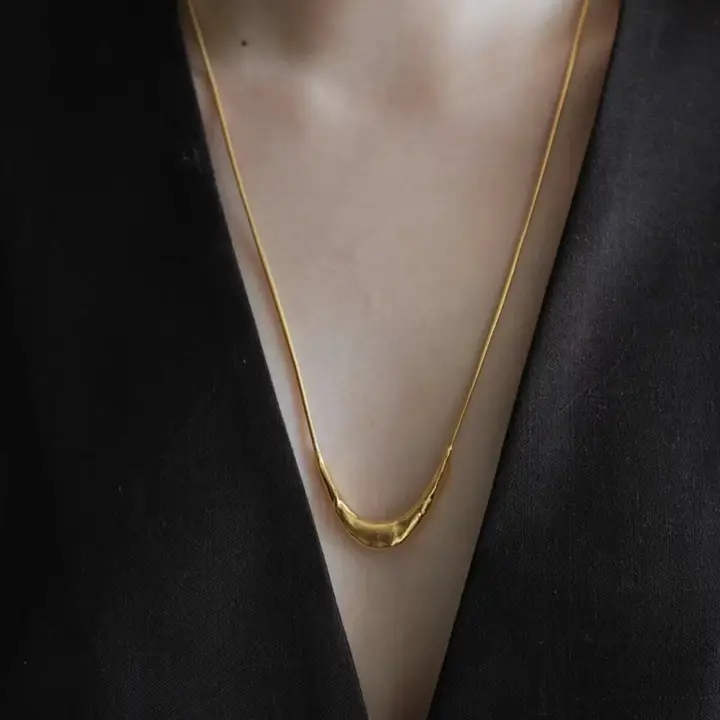 シンプルデザインのハンドメイドテクスチャーネックレス【中長丈・洗練されたスタイル】