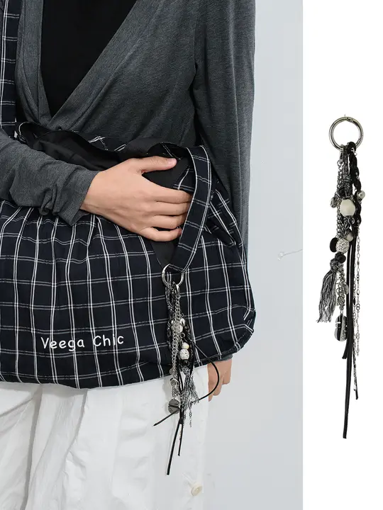 ハンドメイド 黒白編み込み素材のパース用チャーム【ユニセックス・多用途】