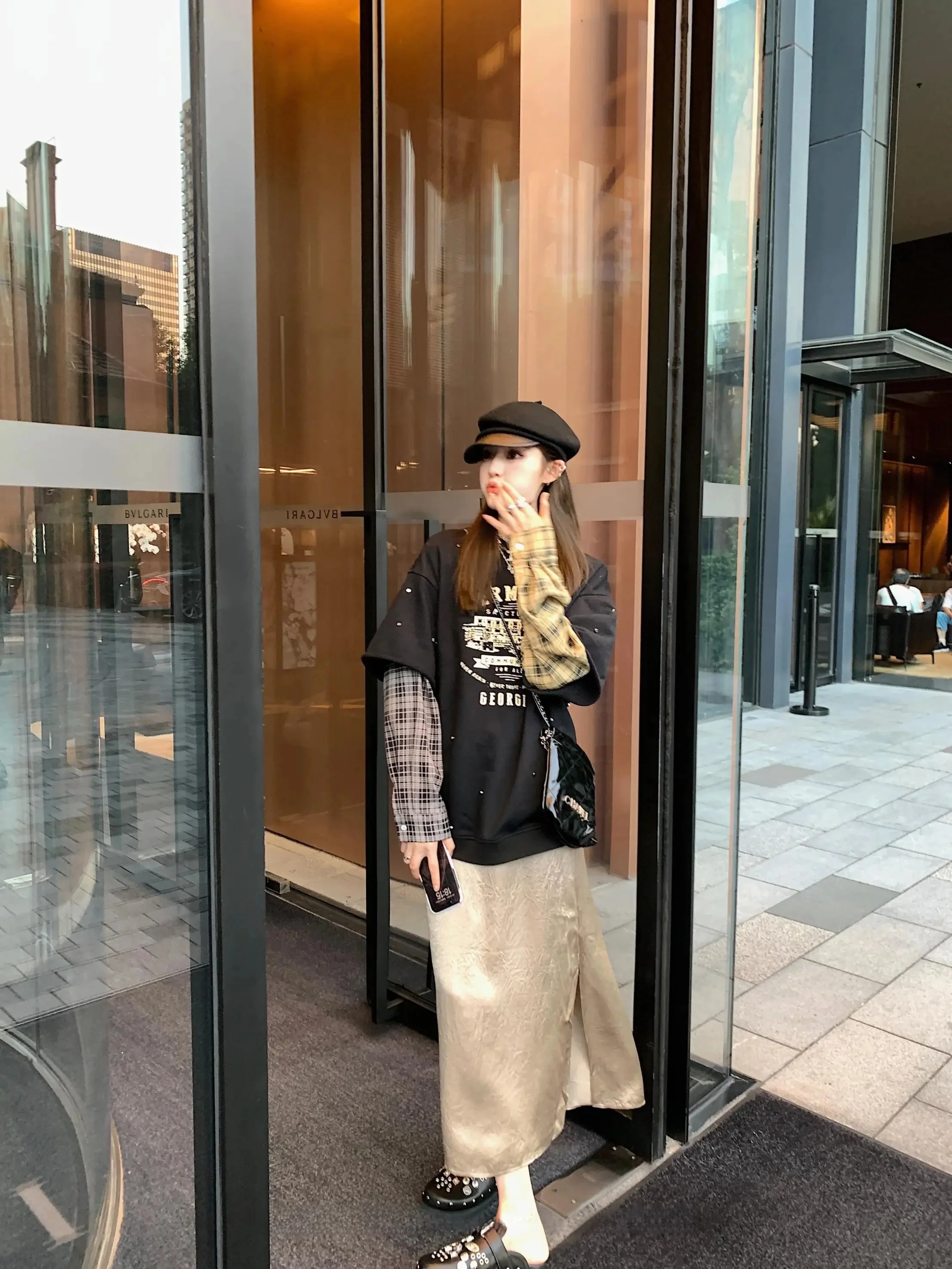 光沢感のあるスカートで通勤スタイルを一気にアップデートするには？