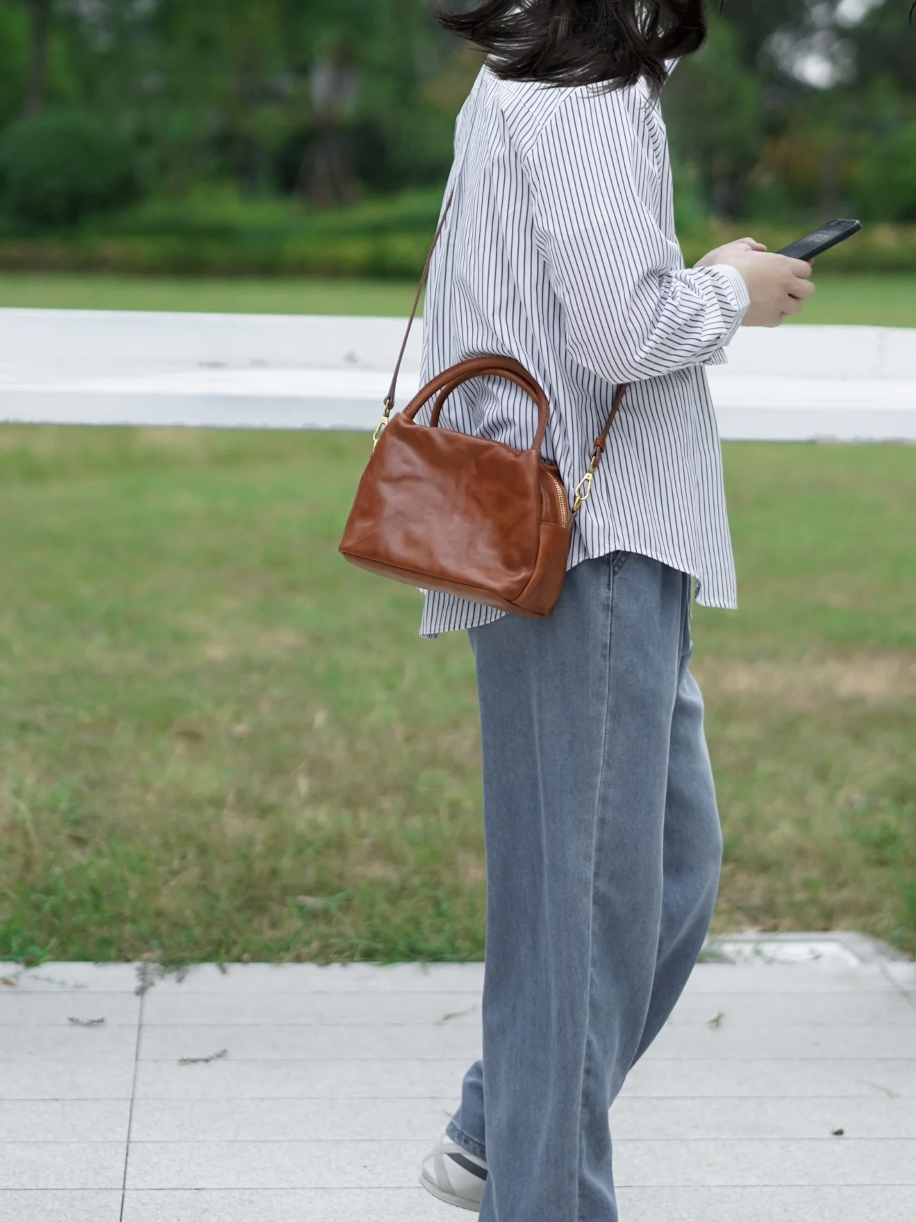どんな服にも合うショルダーバッグは、実はこれひとつで解決できる？
