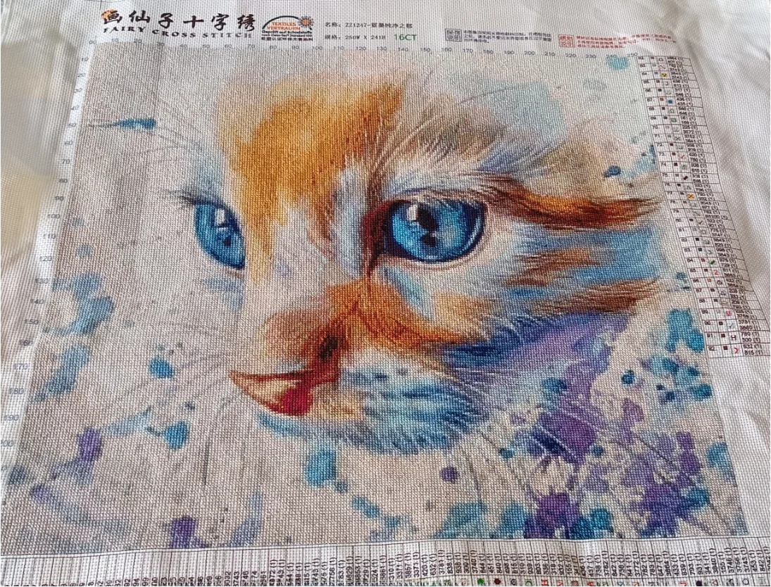 モダンな十字刺繍の清新なプリント：猫モチーフのデザインと実用性を解説