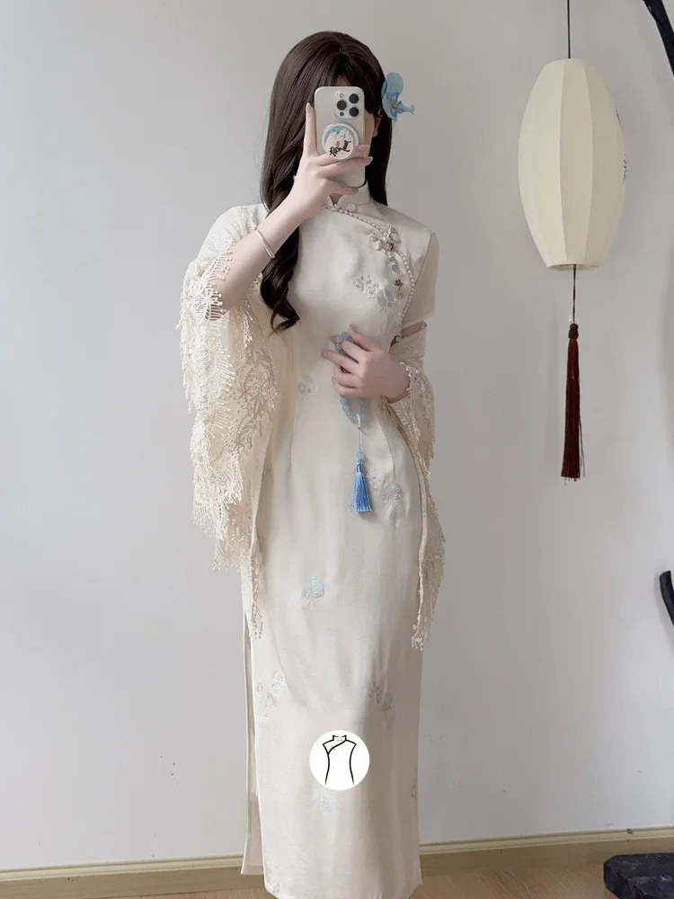 シャーリング 服：白色の醋酸刺繍チャイナドレスのデザインと実用性