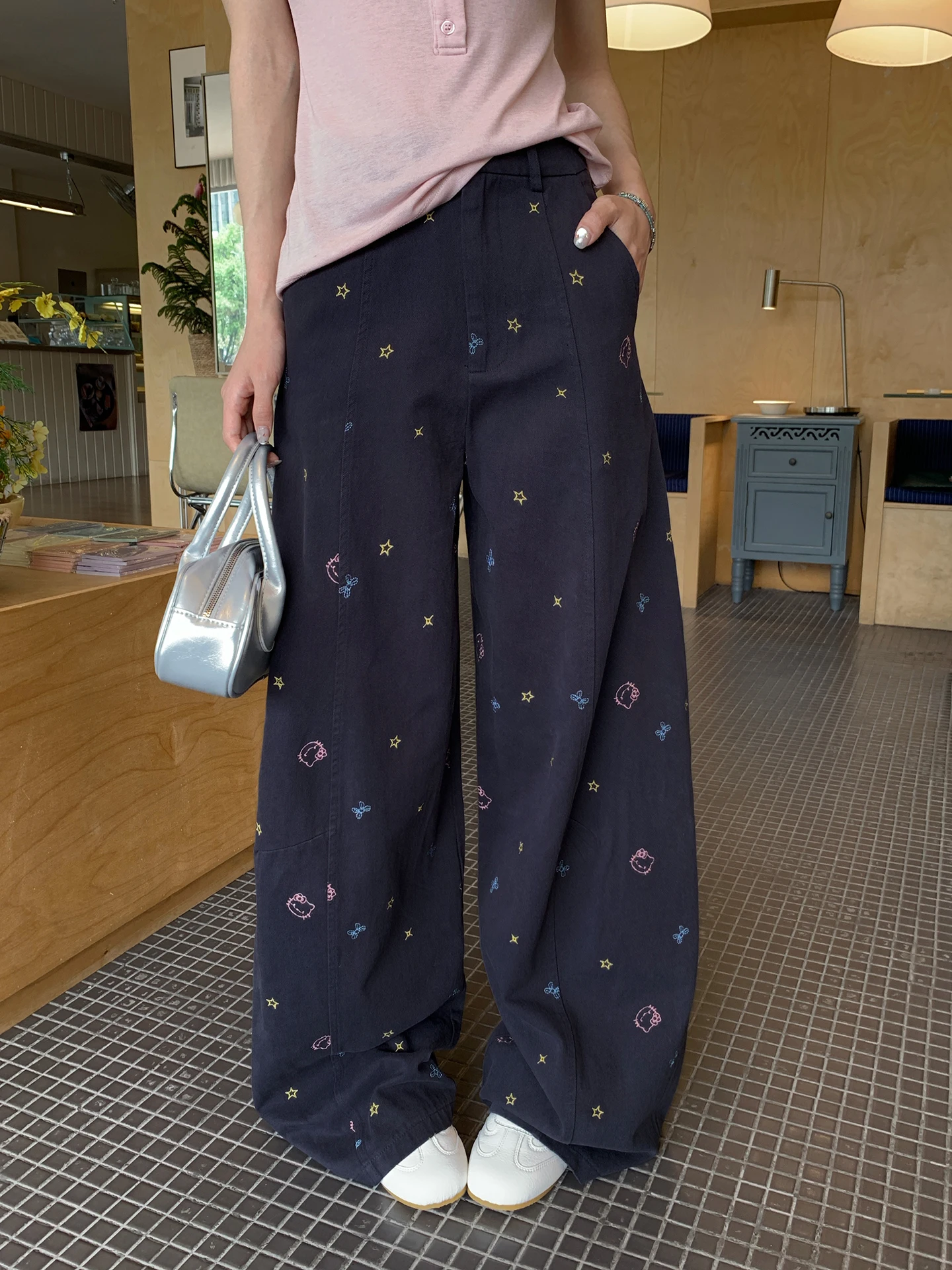 刺繍入りワイドレッグデニムパンツは、通勤でもデートでも使える“一着”なのか？