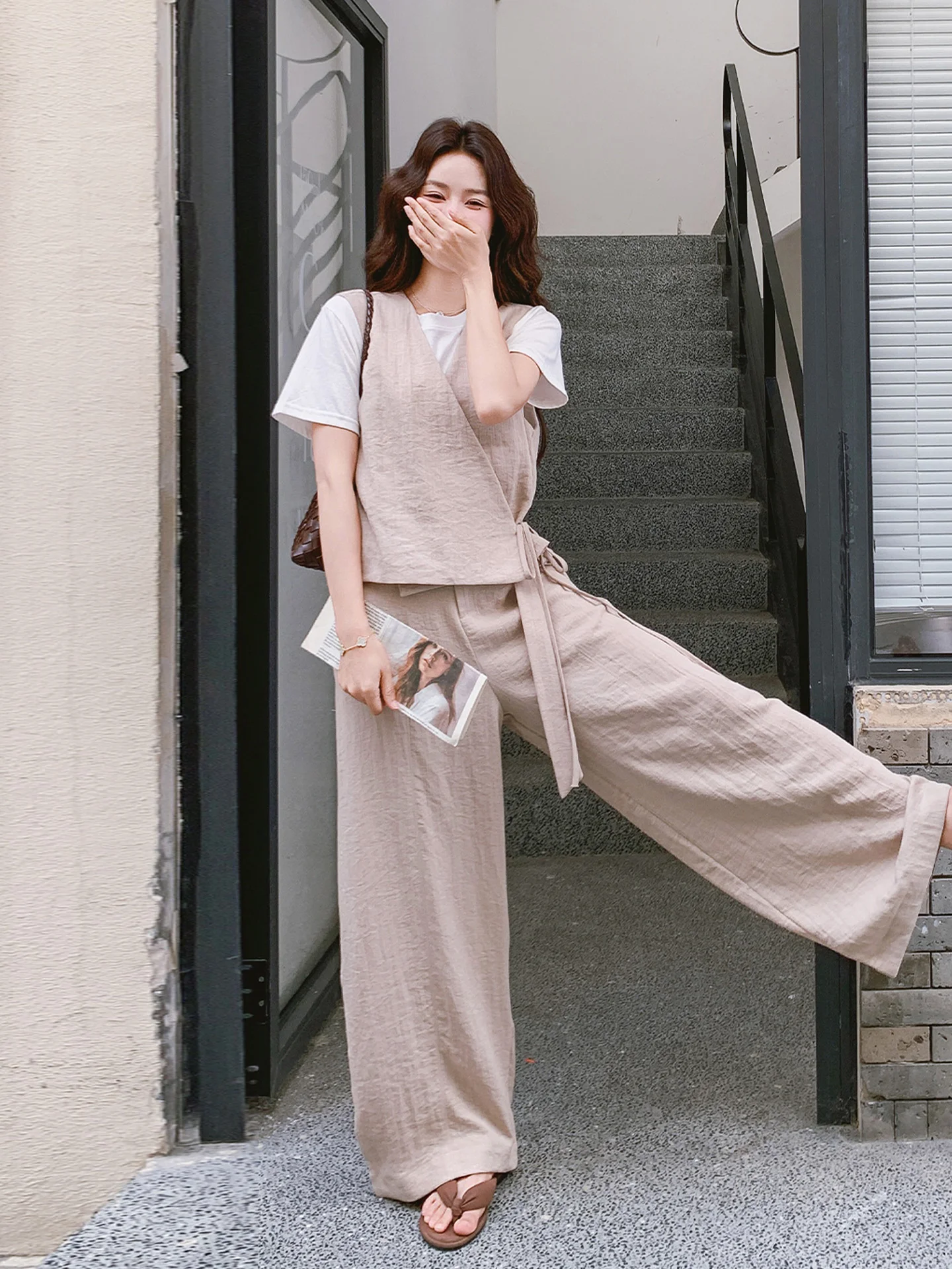 「Tシャツにベストを合わせるのにダサいと感じる理由は？その答えを、1つのセットアップで解き明かす