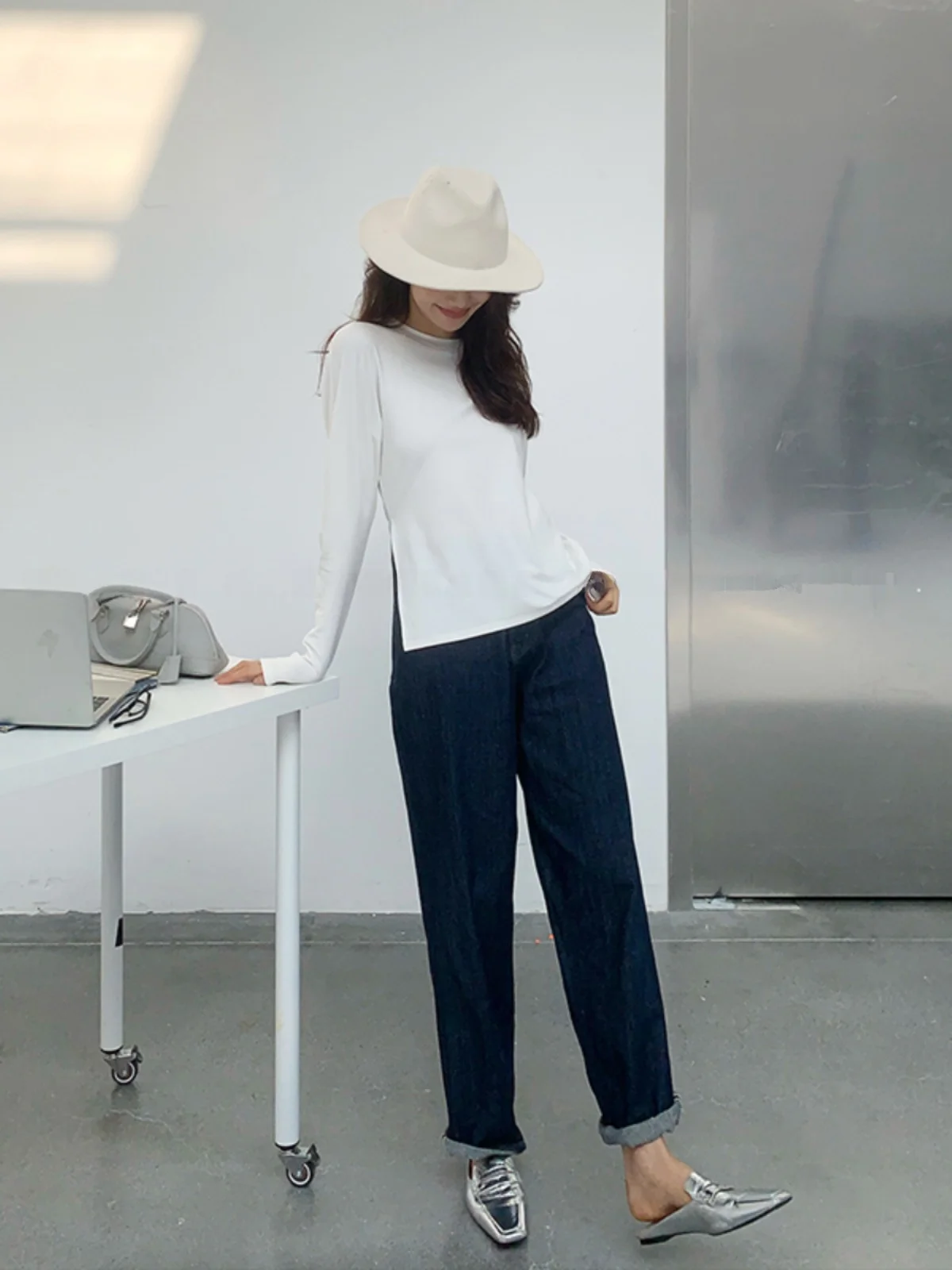 ブラックデニム コーデ 失敗しないガイド｜高腰ストレートのバランス術