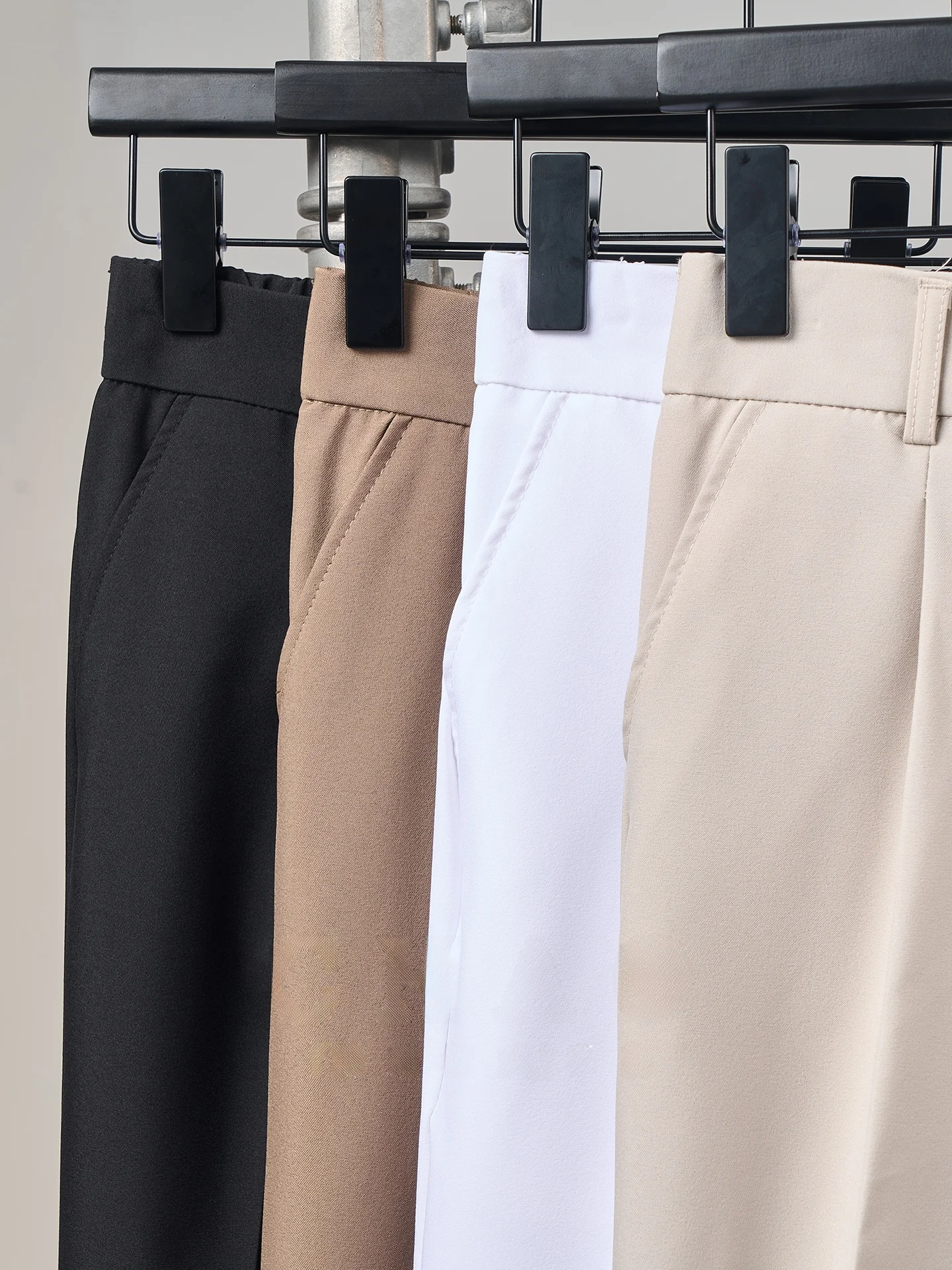 通気性のあるメンズスーツパンツ：夏用ストレートタイプの実用性と着用シーン
