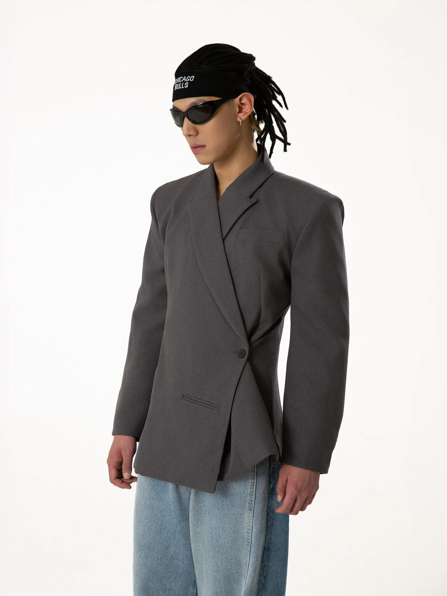 黒と灰色のウエストシェイプカジュアルスーツジャケット：シックな春・冬のコーデに最適な便服スタイル