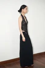 黒のウエストカットアウトのストレートロングスカート