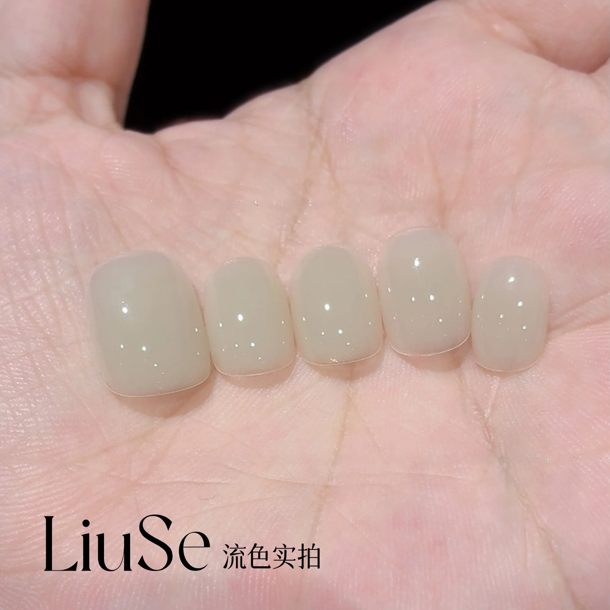 夏の足元に輝く、かっこいいおしゃれ大人フットネイルはどんなデザインがおすすめ？
