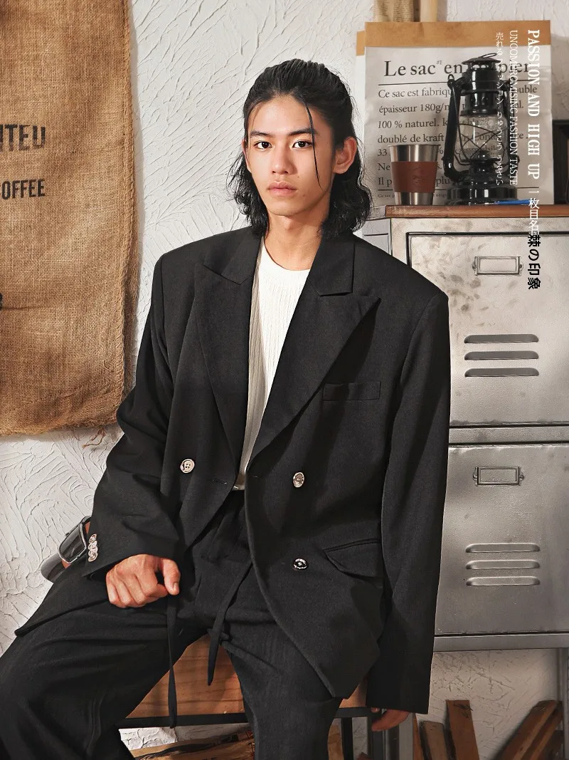30代男性が「通勤と趣味のバランス」を取るための、1着で解決するブレザーは？