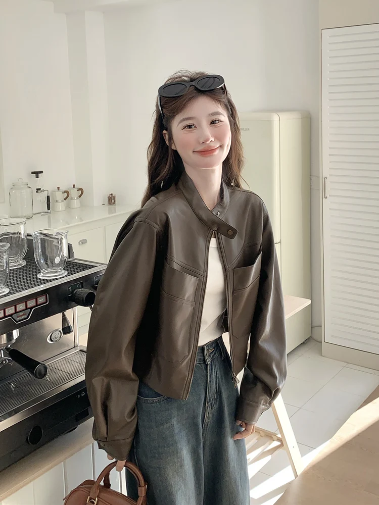 春のバイクファッションで後ろを気にする女性に、どんなジャケットがおすすめ？