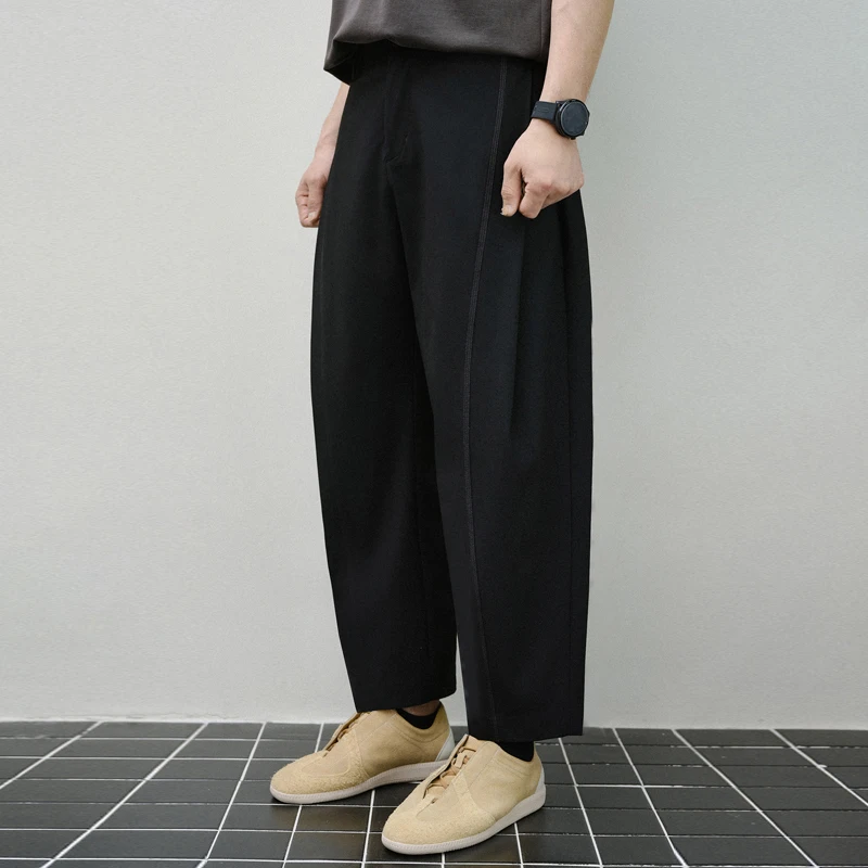 クロップドパンツの着こなしは、本当に難しい？その答えは「黒のカジュアルパンツ」にあり
