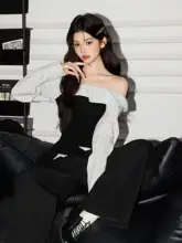 ストライプ柄の一字肩シャツ【デザイン性とスタイルアップ】