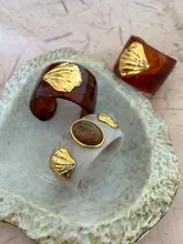 デザイン性の高い琥珀色の幅広アクリルブレスレット【宝石内蔵・扇貝樹脂製】