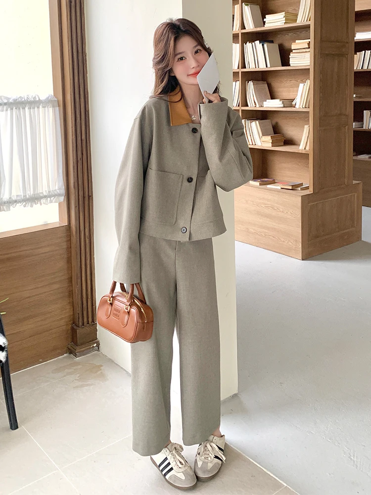 グレーのオーバーサイズトップスとワイドパンツで実現するワントーンコーデ