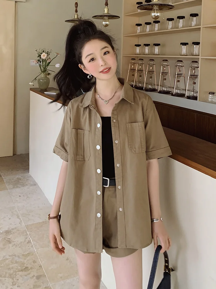 女性服 ブランド で夏のスタイルを決めるには？カーキ色のワイドシャツとショートパンツが答えになる