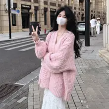 ゆったりとしたデザインのニットカーディガン【秋冬用・柔らかいピンク・女性用】