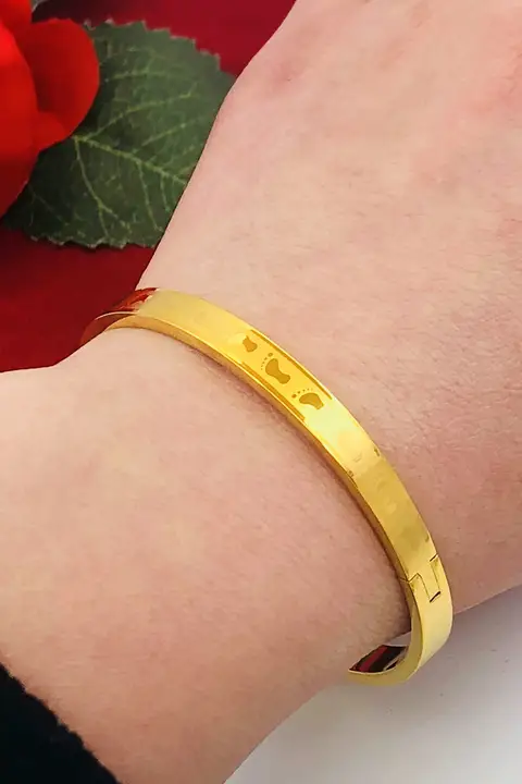コインデザインのハードブレスレット【金色仕上げ・暗いバックル・四叶草モチーフ・流星雨デザイン】