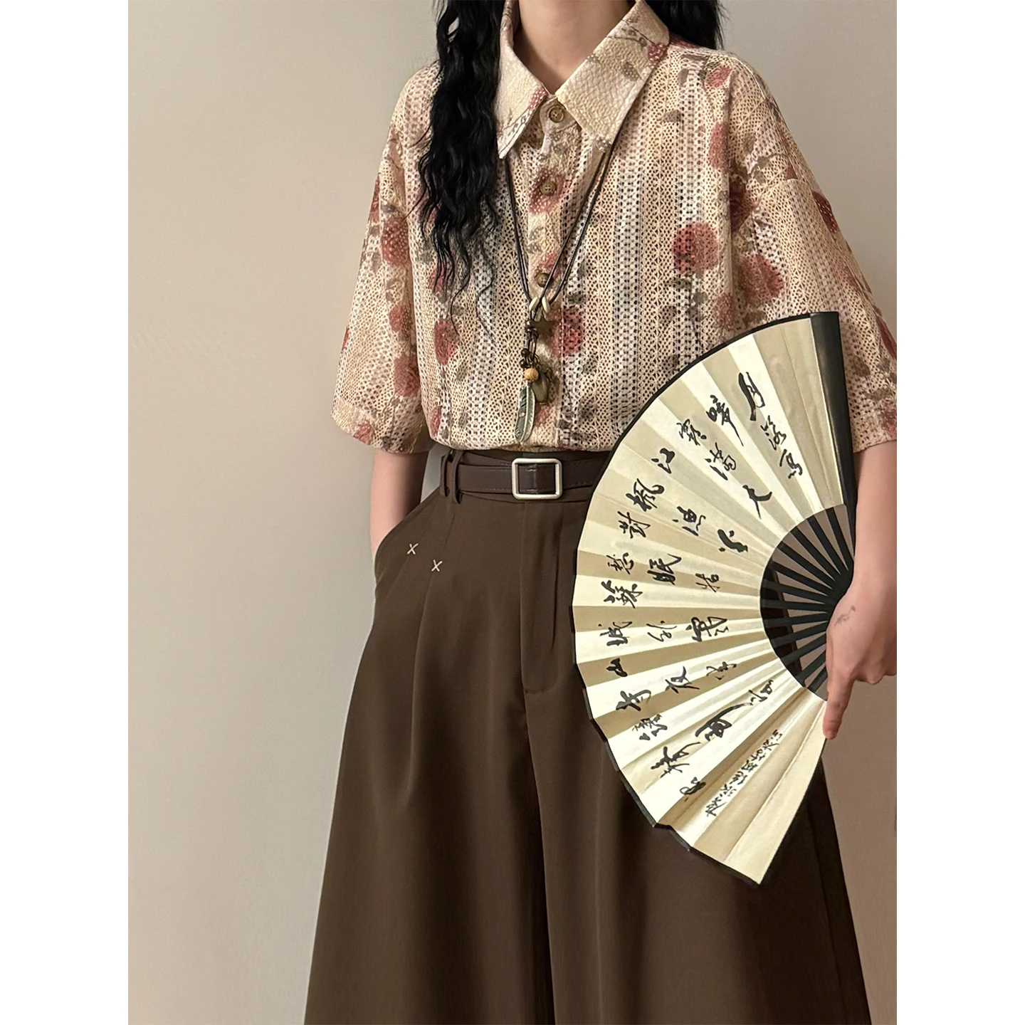 柄シャツを夏に選ぶべき理由は？中性風のハートプリントシャツが通勤からレジャーまで救う