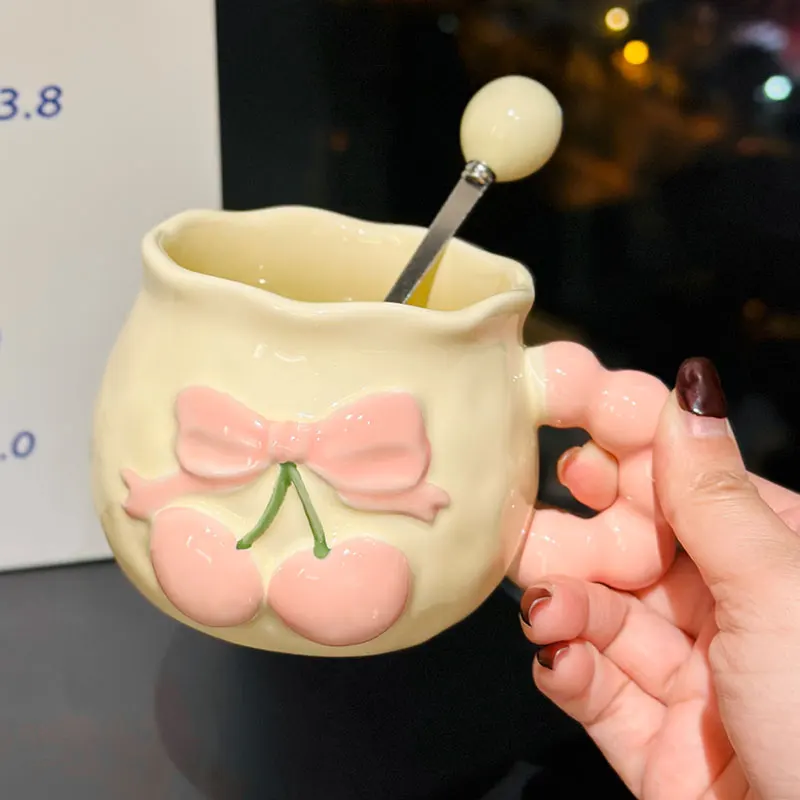 可愛いチェリーデザインのマグカップ：誕生日ギフトに最適な陶器製アイテムの実用性とシーン別活用