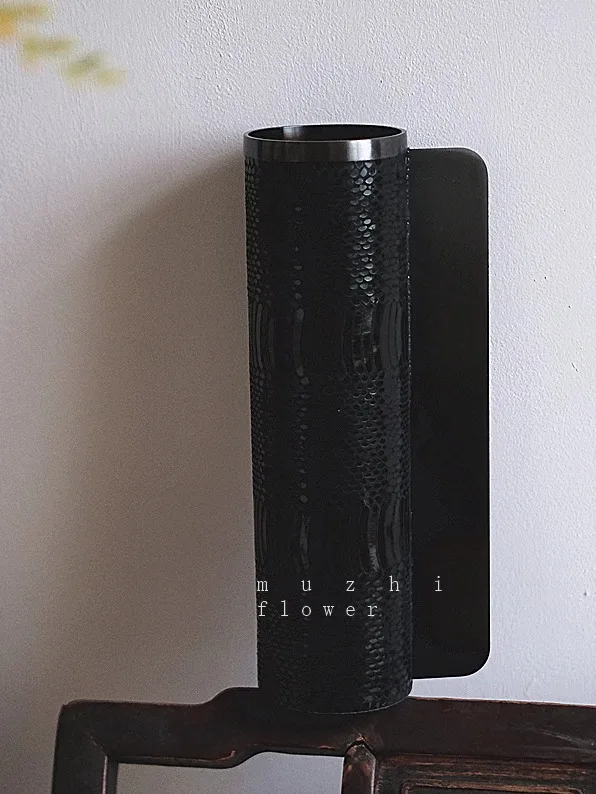 amber wall と black wall の明るさの違いは？高級感ある黒耀金属製花瓶で解決するインテリアの悩み