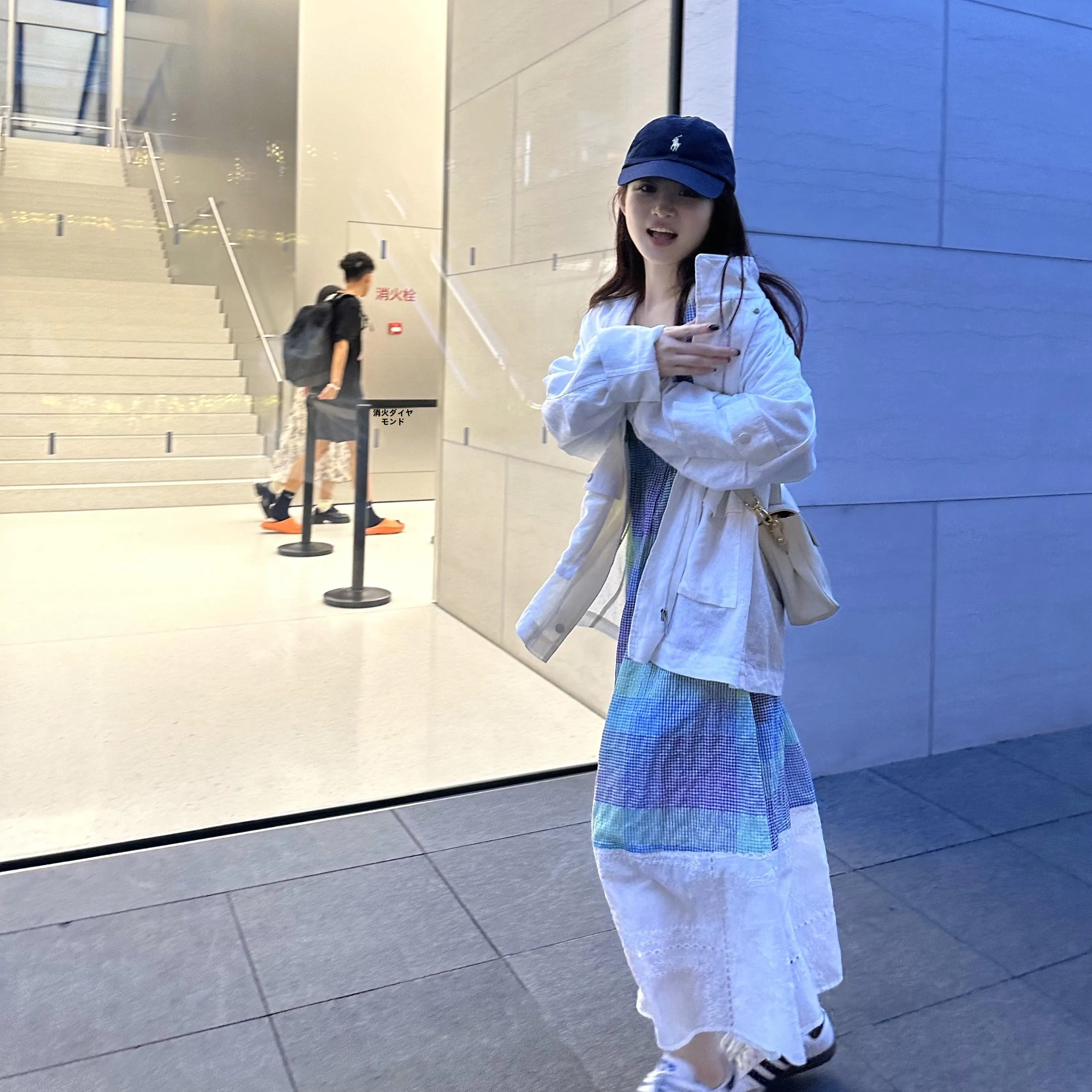 春用レディースショートトレンチコート：ドライブデートに最適な軽やかな通勤スタイル