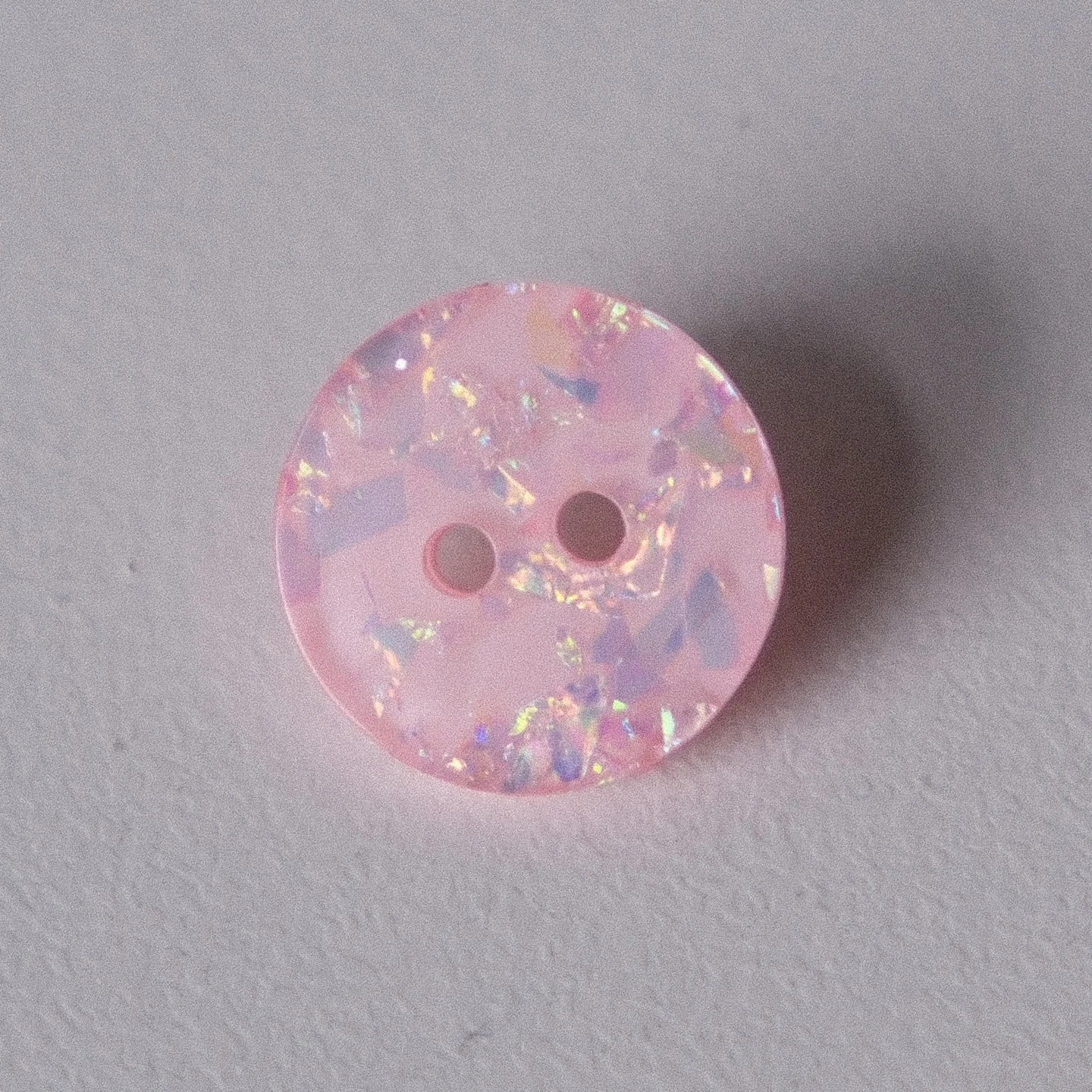浅いピンクの光沢感あるポリエステルボタン：イギリス製15mmサイズの実用性と適用シーン