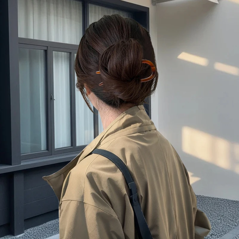 シンプルなU字型ヘアピン：かわいいヘアピンのサイド留め方とファッションのポイント