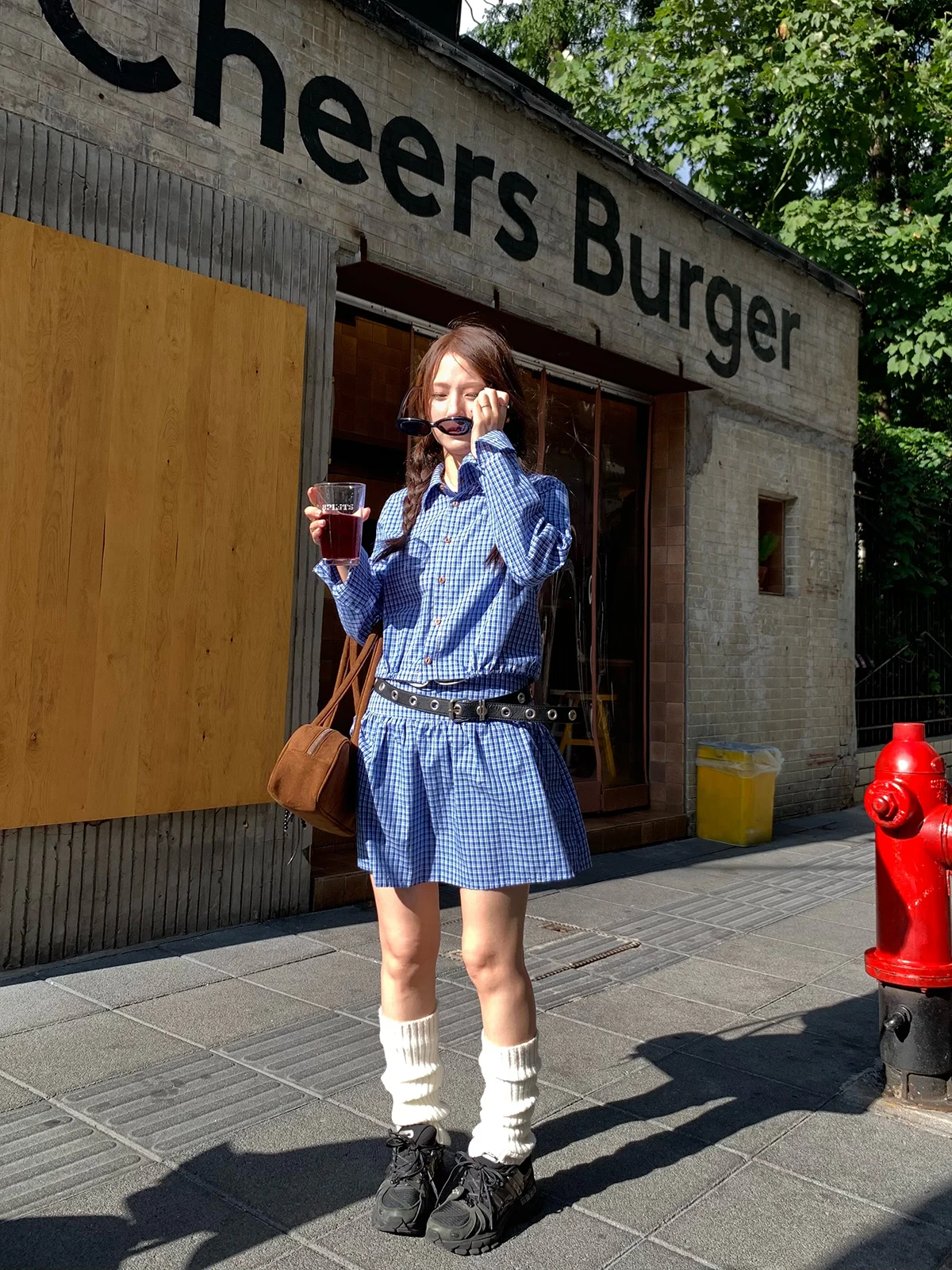 ママコーデの基本スタイルとは？ブルーチェックシャツとミニスカートの実際の効果