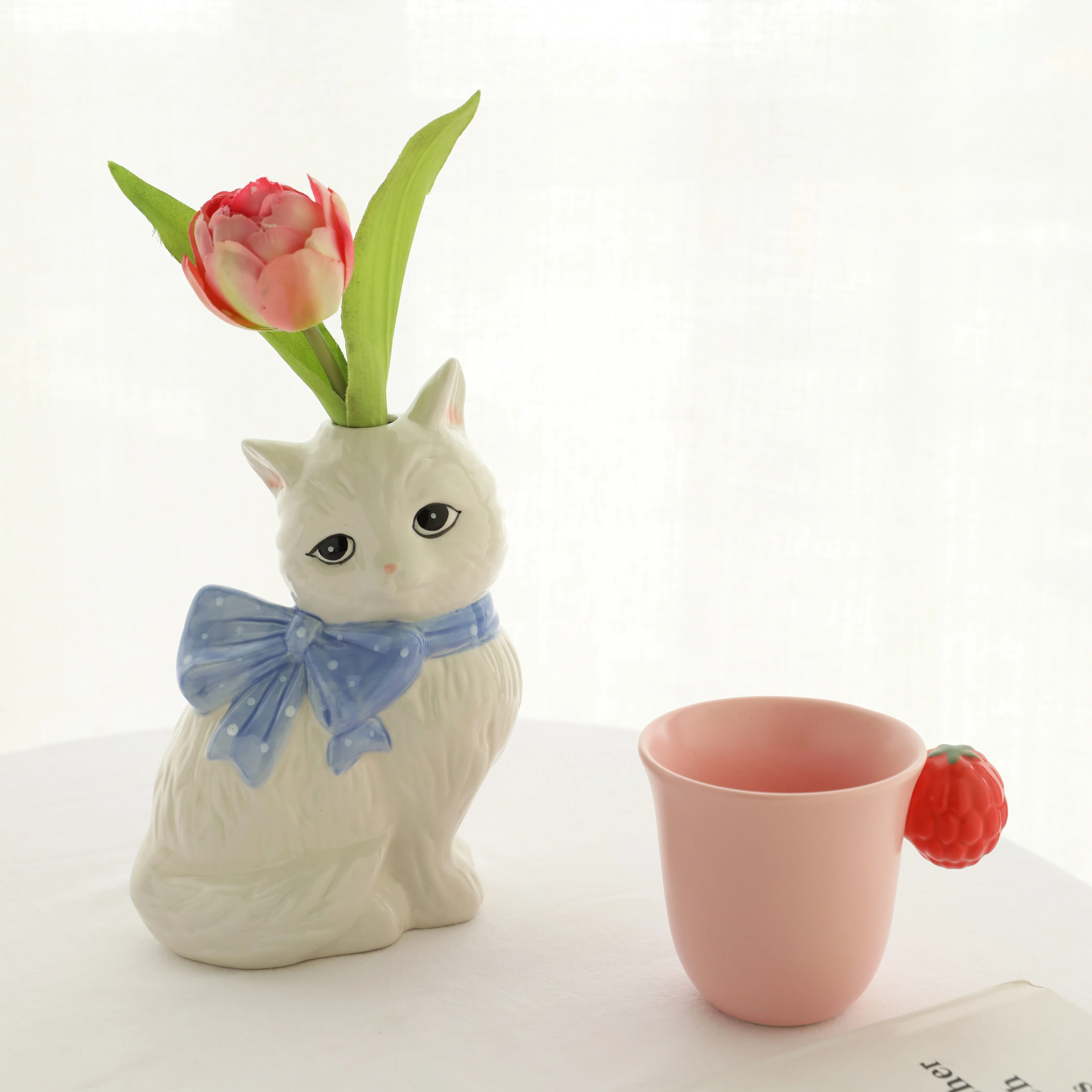 ユニークなデザインの陶製猫型花瓶【手描き・かわいい】