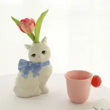 ユニークなデザインの陶製猫型花瓶【手描き・かわいい】