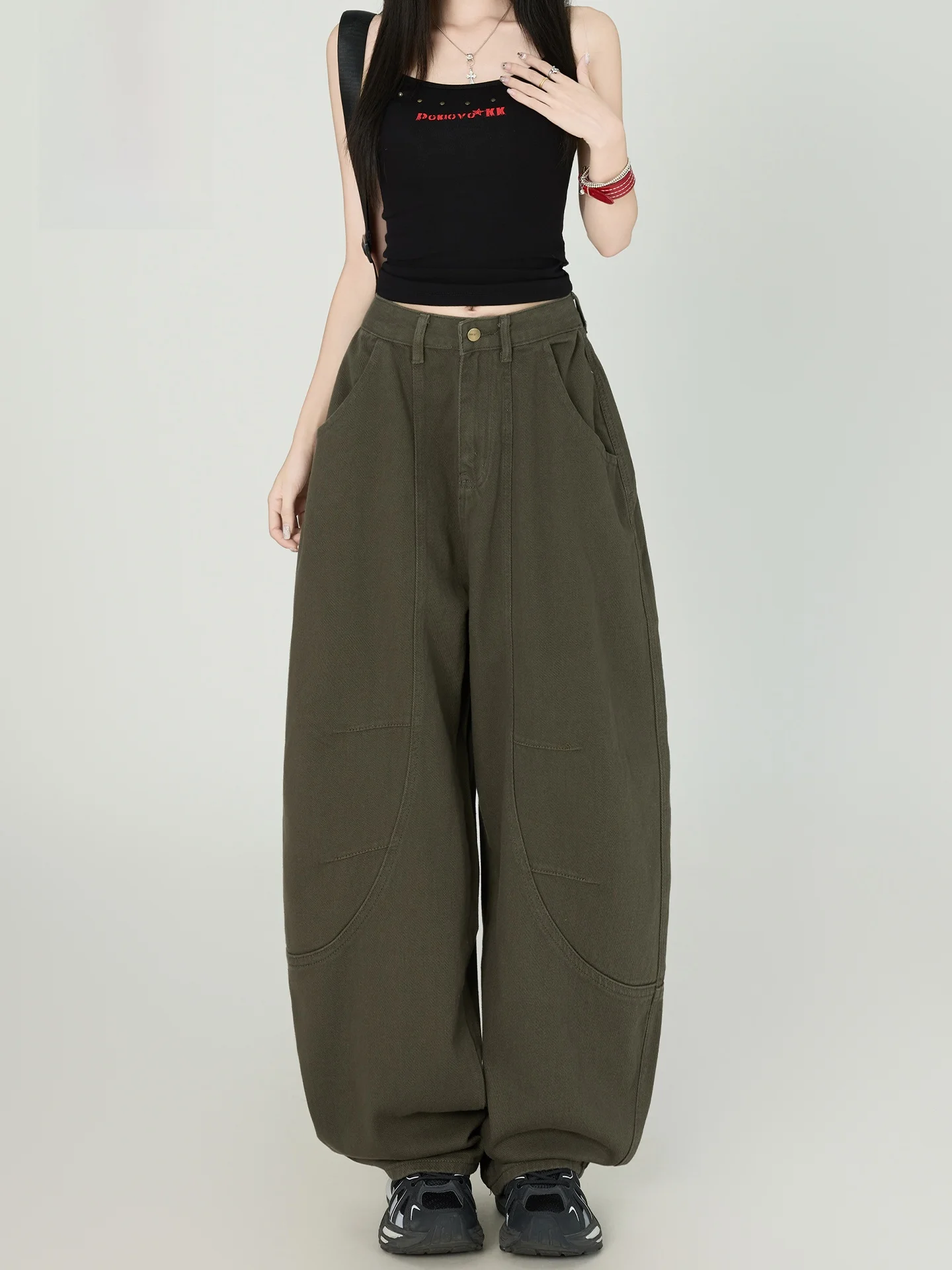 オリーブグリーンのワイドレッグデニムパンツ：オーバーサイズの定義と実際の着用シーン