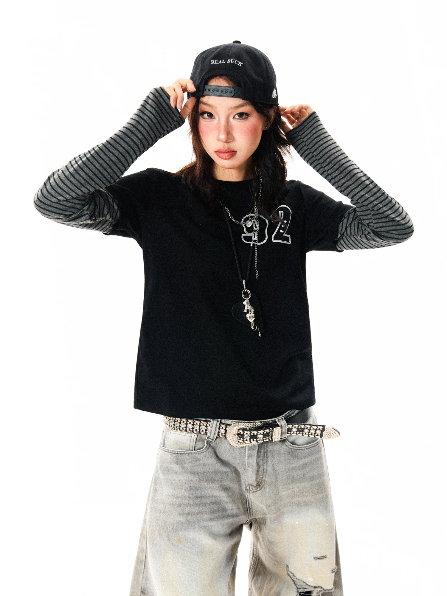 ストライプ柄のTシャツで、日常の無機質さをどう打破する？